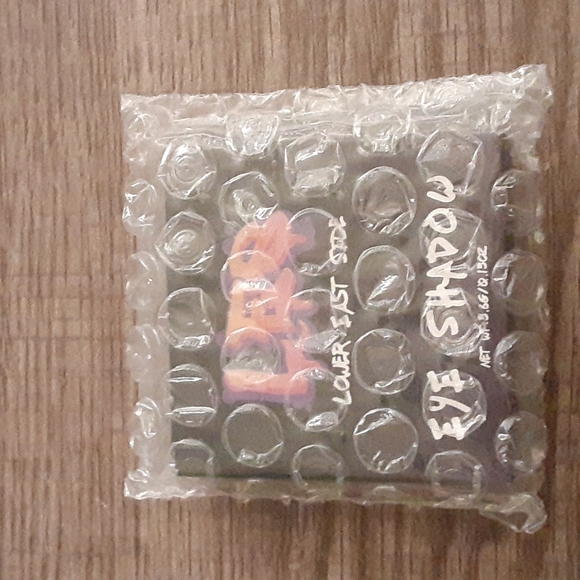 Less Eyeshadow - Picture 2 of 3